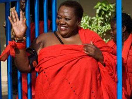 ஆண்ட்டி, நீங்கதான் எங்களுக்கு ராணி!.. அமெரிக்கப் பெண்ணை அதிர வைத்த ஆப்பிரிக்க கிராமம்!!