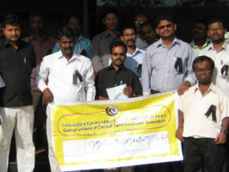 கருப்பு பேட்ஜூடன் செம்மொழித் தமிழாய்வு பணியாளர்கள் போராட்டம்