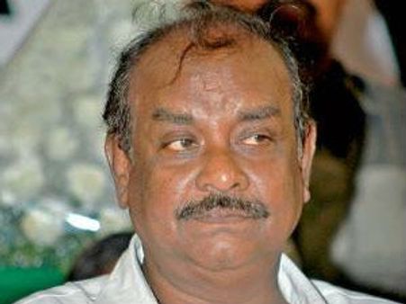 6 பேருக்கு வேட்டி சேலை, 6 பேருக்கு உதை கொடுத்த விஜய்காந்த்: சட்டசபையில் நத்தம் விஸ்வநாதன் கிண்டல்