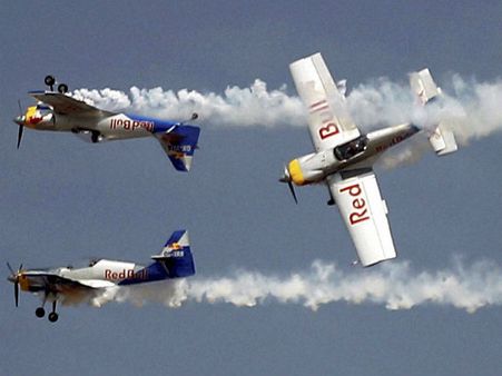 பெங்களூரில் குவிந்த சர்வதேச போர் விமானங்கள்.. சாகஸங்கள்!