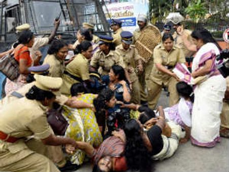 இளம்பெண் பலாத்கார வழக்கு: பெண் எம்.எல்.ஏக்கள் மீது தாக்குதல்- அமளியில் கேரள சட்டசபை!