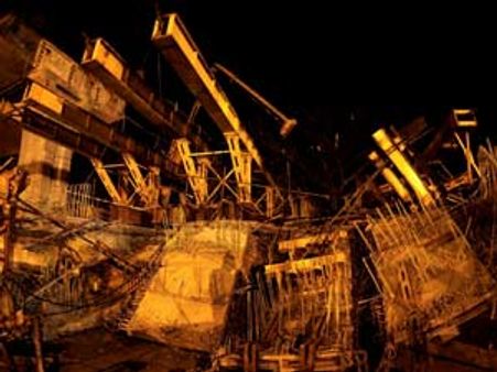 மும்பை விமான நிலையம் அருகே பாலம் இடிந்து 3 பேர் பலி