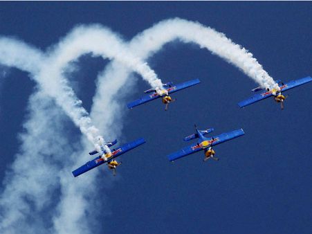 பார்வையாளர்களை பரவசத்தில் ஆழ்த்திய பறக்கும் 'அழகிகள்'!