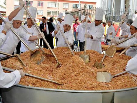 காஸ்டா ரிகாவில் பிரைட் ரைஸ் செய்து கின்னஸ் சாதனை படைத்த சீனர்கள்