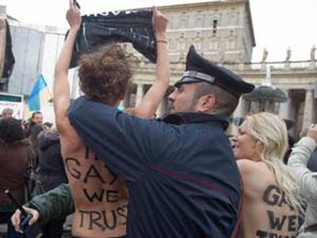 குட் பை போப்.... டாப்லெஸ் ஆர்ப்பாட்டம் செய்த 8 பெண்கள்