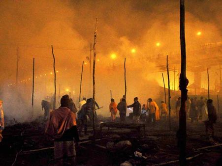கும்பமேளாவில் திடீர் தீ: ஒருவர் பலி, 30 கூடாரங்கள் நாசம்