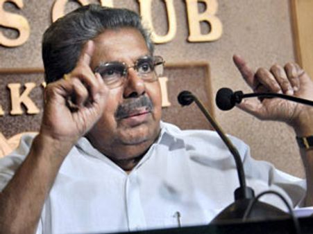 நான் மன்னிப்பு கேட்டேன், அதைக் கேட்டு பெண் செய்தியாளர் சிரித்தார் - வயலார் ரவி