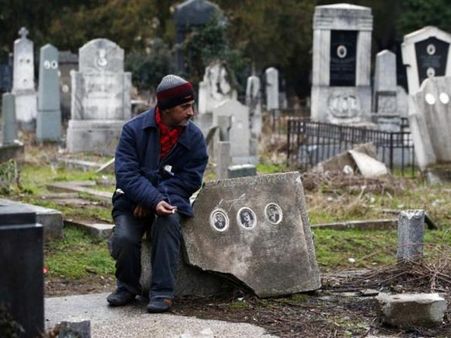 மயான வாழ்க்கை.... செத்து செத்து பிழைக்கும் செர்பியா மனிதர்