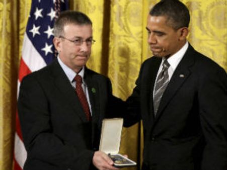 துப்பாக்கிச்சூட்டில் பலியான ஆசிரியர்களுக்கு ஜனாதிபதி விருது: ஒபாமா வழங்கினார்