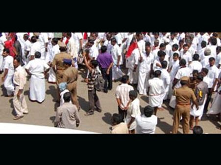 குமுதம் அலுவலகத்தை 2-வது நாளாக முற்றுகை- 200 திமுகவினர் கைது