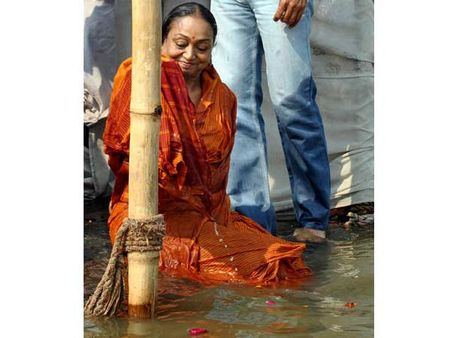 ஜனநாயகத்தின் வேர்கள் ஆழமாக வளரவேண்டும்: கும்பமேளாவில் வேண்டிய மீராகுமார்