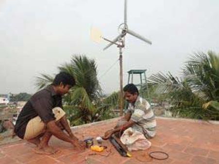 ஊளுந்தூர்பேட்டையில் வெறும் ரூ.6,000 செலவில் காற்றாலை மின்சாரம்: 2 வாலிபர்கள் சாதனை