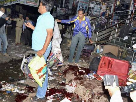 ஹைதராபாத்தில் அடுத்தடுத்து குண்டுகள் வெடிப்பு- 10 பேர் பலி