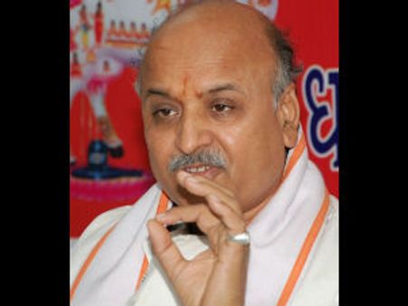 காஷ்மீருக்குள் நுழைய டொகாடியாவுக்கு தடை! விமான நிலையத்தில் தடுத்து வைப்பு!