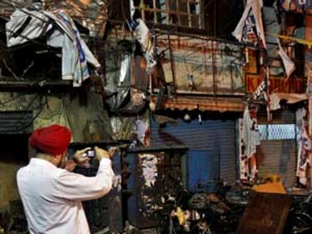 ஹைதராபாத் குண்டுவெடிப்பு : சிசிடிவி காமிரா மூலம் முக்கிய துப்பு- 15 தனிப்படை போலீசார் விசாரணை