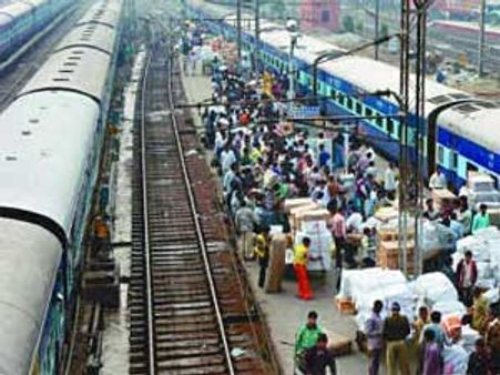 மத்திய பிரதேசத்தில் ரயில் ஏறி 2 குழந்தைகள் பலி: ரயில் நிலையத்திற்கு தீ வைத்த மக்கள்