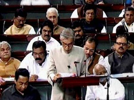 ரயில்வே பட்ஜெட்டை கிழித்து சபாநாயகர் மீது வீசிய எம்.பி: உரையை வாசிக்க திணறிய பன்சால்