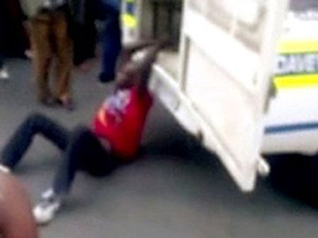 நோ பார்க்கிங்கில் வாகனத்தை நிறுத்திய நபரை வாகனத்தில் கட்டி இழுத்துச் சென்ற போலீஸ்…