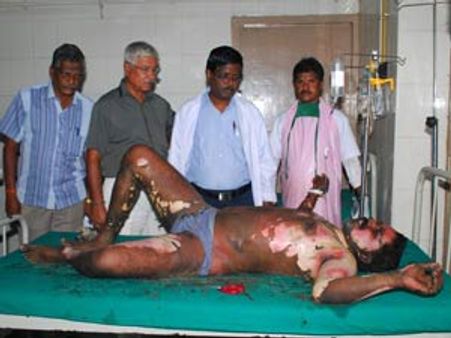 ராஜபக்சேவை போர்க் குற்றவாளியாக அறிவிக்கக் கோரி கடலூரில் ஒருவர் தீக்குளிப்பு!