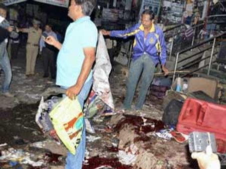 ஹைதரபாத் குண்டுவெடிப்பு: விசாரணை விவரங்களை பாக். உளவாளிக்கு கொடுத்த என்.எஸ்.ஜி அதிகாரி