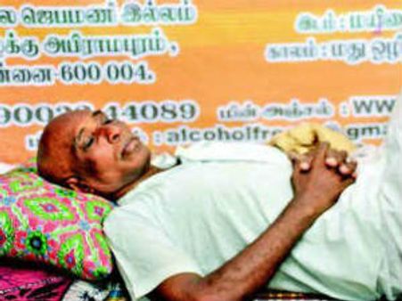 எய்ட்ஸ் நோயாளியை விட்டு கடிக்க விடுவோம் என போலீஸார் மிரட்டினர்.. சசி பெருமாள் வேதனை