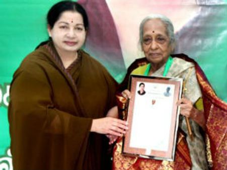 மகளிர் தினம்: அவ்வையாருக்கு மலர் தூவி, டாக்டர் சாந்தாவுக்கு அவ்வையார் விருது வழங்கிய ஜெயலலிதா