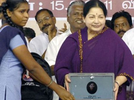 அரசின் இலவச லேப்டாப் மூலம் போராட்டத்தை ஒருங்கிணைக்கும் மாணவர்கள்!