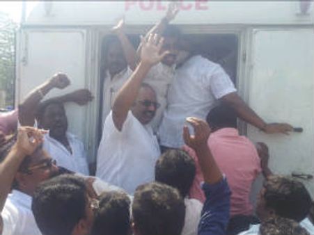 டெசோ பந்த்: ரயில், பேருந்தை மறிக்க முயன்ற நூற்றுக்கணக்கான திமுகவினர் கைது