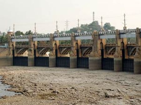 4 அணைகளின் நீரை திறந்து விட்டு வற்றிப் போக செய்யும் கர்நாடகம்-பிரதமருக்கு ஜெ புகார் கடிதம்!