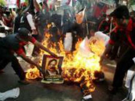 டெசோ பந்த்: புதுவையில் ராஜபக்சே கொடும்பாவி எரிப்பு, பேருந்தை மறிக்க முயன்ற 100 திமுகவினர் கைது