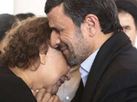 இறுதிச் சடங்கில் சவேஸின் அம்மாவை கட்டிப்பிடித்ததால் பிரச்சனையில் ஈரான் அதிபர்