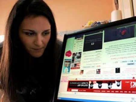 தலைகீழாக டிவி பார்த்து தலைகீழாக பேப்பர் படிக்கும் அதிசய பெண்