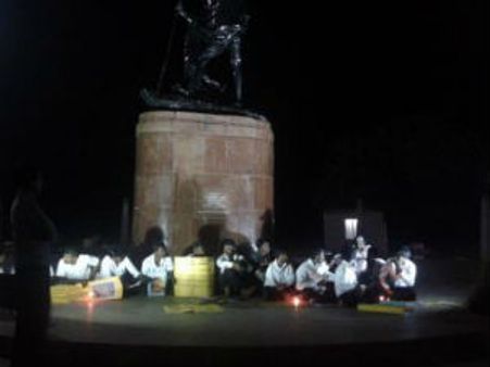 சென்னை மெரினாவில் நள்ளிரவில் போராட்டம்- 20 சட்ட மாணவர்கள் கைது- தொடர் உண்ணாவிரதம்!