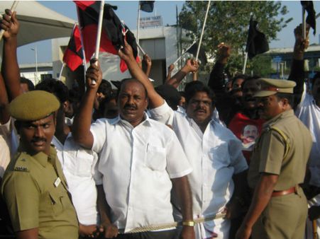 சென்னை ஏர்போர்ட்டில் மத்திய அமைச்சர் ஏ.கே.அந்தோணிக்கு கறுப்புக் கொடி காட்டிய மதிமுகவினர் கைது