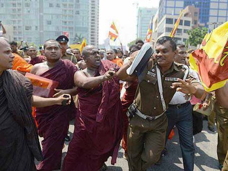 தமிழகத்தில் புத்த பிட்சுக்கள் தாக்குதல் எதிரொலி: கொழும்பில் புத்த பிட்சுக்கள் ஆர்பாட்டம்