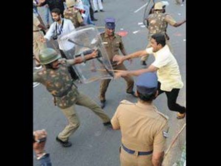 சென்னை பச்சையப்பன் கல்லூரி மாணவர்கள் மீது போலீஸ் தடியடி