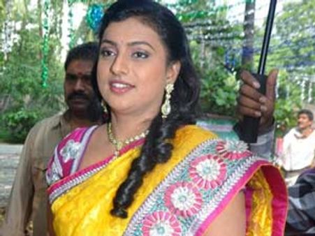 சந்திரபாபு நாயுடுவை சிபிஐ-யை விட்டு மிரட்டி வைத்திருக்கும் காங்கிரஸ்: ரோஜா