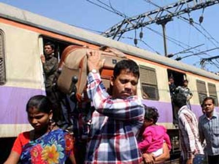 தாம்பரம் ஸ்டேஷனில் டிக்கெட் ஊழியர் 'கொர்'.... முதல் ரயிலை தவறவிட்ட பயணிகள் ஆத்திரம்!