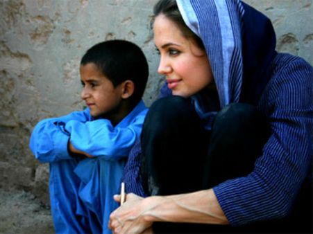 ஆப்கன் போரில் பாதிக்கப்பட்ட பெண் குழந்தைகளுக்கு கல்வி: பள்ளி தொடங்கினார் ஏஞ்சலினா ஜோலி