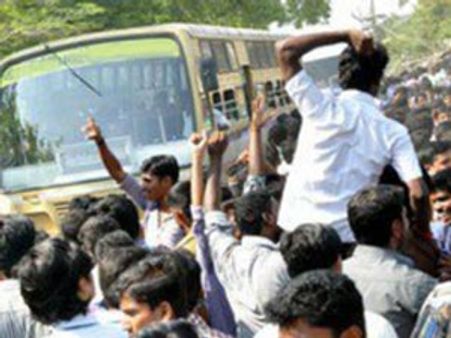 சென்னை பஸ்சில் கல்லூரி மாணவர்கள் பயங்கர மோதல்... பயணிகள் காயம்- அலறி ஓட்டம்