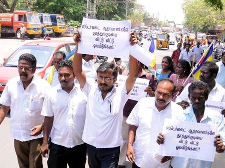 ஸ்டெர்லைட் ஆதரவாளர்களுக்கு எதிராக போராட்டம்… உருவபொம்மை எரிக்க முயன்ற பாமகவினர் கைது