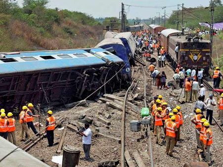 அரக்கோணம் அருகே ரயில் தடம் புரண்டது- 2 பேர் பலி