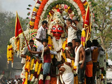 திருநங்கைகளின் திருவிழா: கூவாகம் கூத்தாண்டவர் கோவிலில் தொடங்கியது.