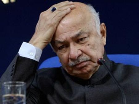 உள்துறை அமைச்சர் ஷிண்டே வீட்டுக்குள் புகுந்து ரகளை... 142 பேர் கைது