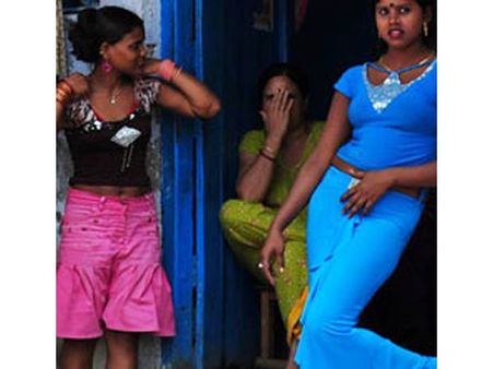 விபச்சாரப் பெண்களிடம் உல்லாசம் அனுபவித்து விட்டு கள்ள நோட்டைத் தரும் ஆண்கள்