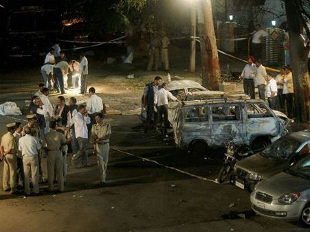 பெங்களூர் குண்டுவெடிப்பு: குற்றவாளிகள் சிக்கவில்லை... துப்பு கொடுத்தால் ரூ 5 லட்சம் பரிசு