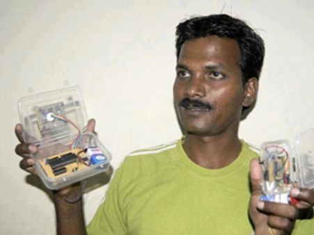 காது கேளாதவர்களும் செல்போனை பயன்படுத்த உதவும் கருவி: புதுக்கோட்டை பிஇ மாணவர்கள் சாதனை