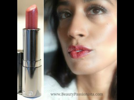 பச்சைகலரு சிங்குசா... மஞ்சக்கலரு சிங்குசா...ஆறுமாசமா விதவிதமா லிப்ஸ்டிக் போட்டு கலக்கும் வினோதப்பெண்