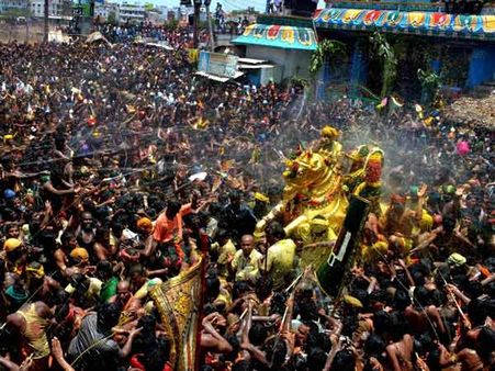 பச்சைப் பட்டு உடுத்தி வைகையில் இறங்கினார் கள்ளழகர்