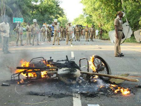 மரக்காணத்தில் கிராம மக்களுடன் பாமகவினர் மோதல்: கார்- பஸ்களுக்கு தீ வைப்பு- 2 பேர் பலி